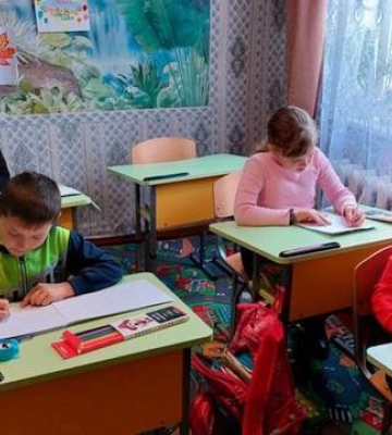 Школа – у хаті, собака – замість дзвінка: як за 15 кілометрів від кордону з Росією вчаться діти