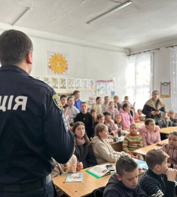 На Рахівщині поліцейські провели урок безпеки для місцевих школярів