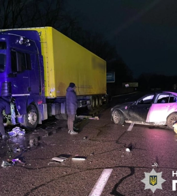 Біля Львова  водій «BMW» в&#039;їхав у припарковану фуру