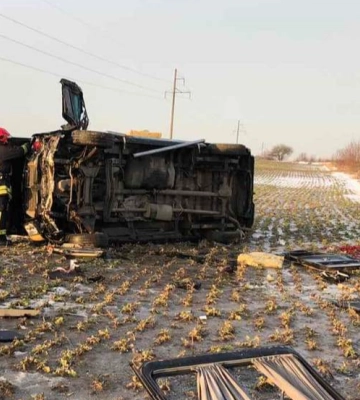 На Волині грузовий бус злетів у кювет і перевернувся. Фото