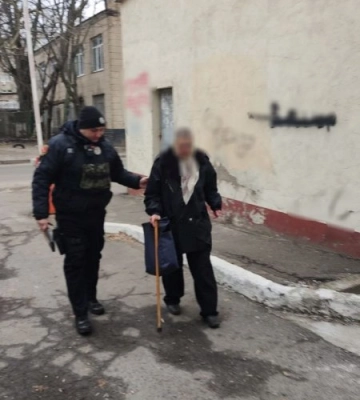 В Одесі патрульні допомогли старенькій жінці, яка загубилася