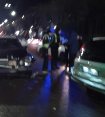 Не дотримався дистанції: у Луцьку водій Mercedes спричинив ДТП (відео)