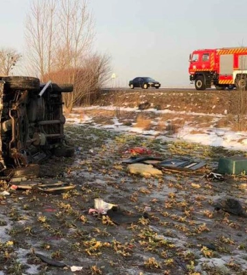 На Волині грузовий бус злетів у кювет і перевернувся. Фото