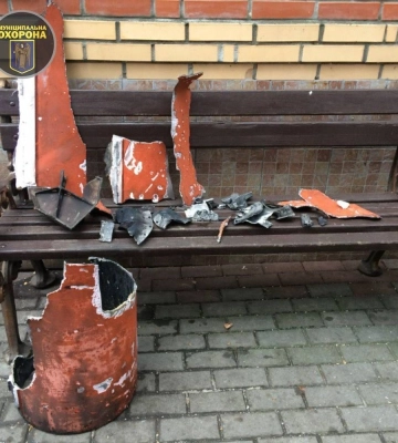 У Києві в парку знайшли уламки збитої російської ракети. Фото
