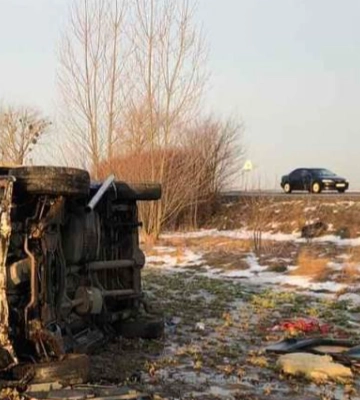 На Волині грузовий бус злетів у кювет і перевернувся. Фото
