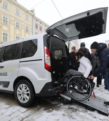 Як викликати таксі для людей на колісних візках у Львові