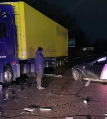 На Львівщині водій &quot;BMW&quot; в&#039;їхав у вантажівку, яка стояла на узбіччі: травмований пасажир