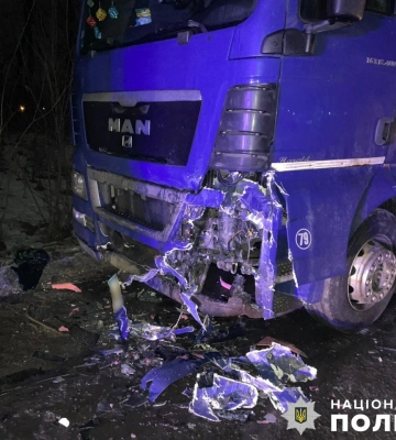На Львівщині водій &quot;BMW&quot; в&#039;їхав у вантажівку, яка стояла на узбіччі: травмований пасажир