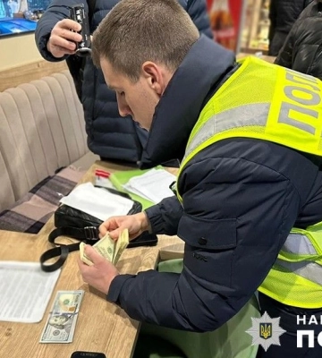 В Киеве с поличным задержали врача, который за $9 тыс. обещал уклонистам снятие с военного учета. Фото