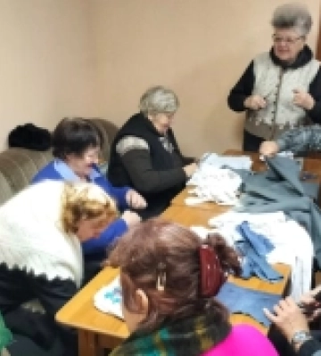 Слухачки університету третього віку на Волині допомагають плести маскувальні сітки для військових