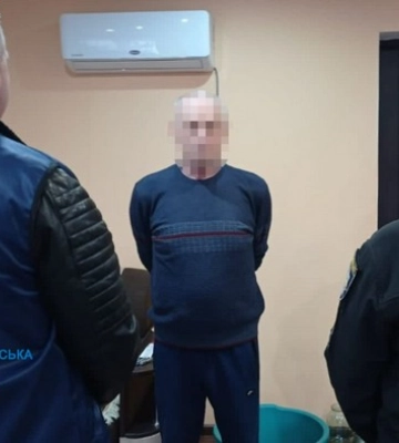 На Дніпропетровщині чоловік ошукав батька загиблого військовослужбовця на понад 2,5 мільйони гривень