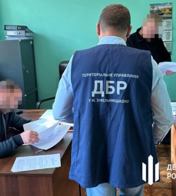 Правоохоронець та адвокат з Хмельниччини займались шахрайством та підробленням документів для ухилянтів