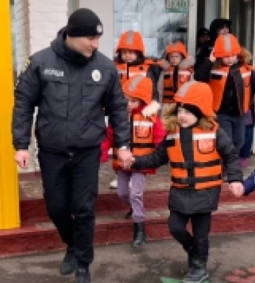 На Миколаївщині поліціянти провели для першокласників пізнавальний урок