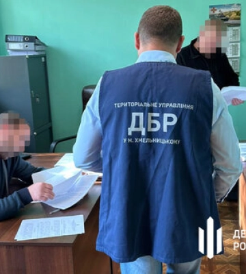 Правоохоронець та адвокат на Хмельниччині підробляли документи для ухилянтів. Їх судитимуть. ФОТО