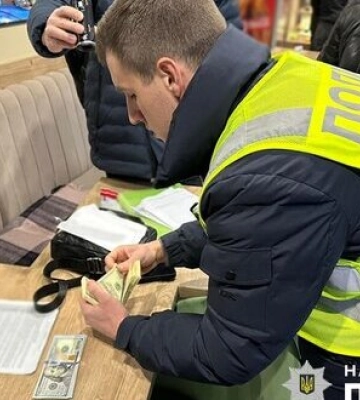 У Києві на гарячому затримали лікаря, який за $9 тис. обіцяв ухилянтам зняття з військового обліку. Фото