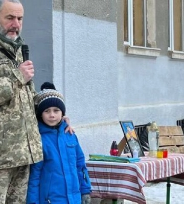 Син та батько загиблого Героя України Олега Бабія на відкритті меморіальної дошки у Львові. ФОТО ДНЯ