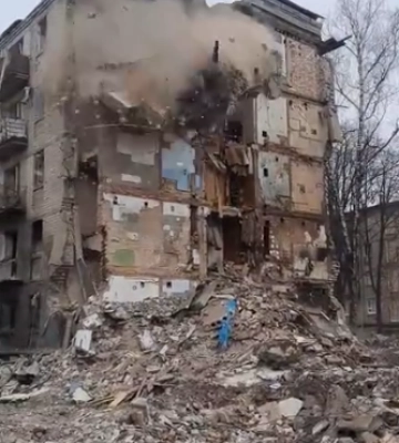 У Харкові ДСНСники завалили стіну будинку, зруйнованого ракетою РФ (відео)