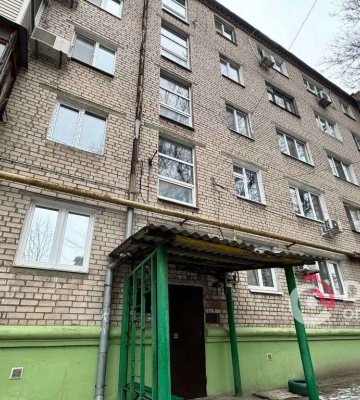 В доме на Симферопольской в Днепре за день заменили поврежденные ракетной атакой окна