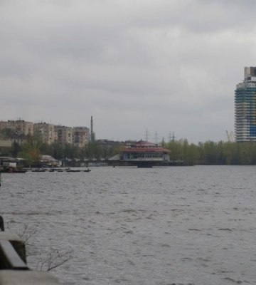 Над Дніпром збили дві ворожі ракети: через падіння уламків поранений чоловік