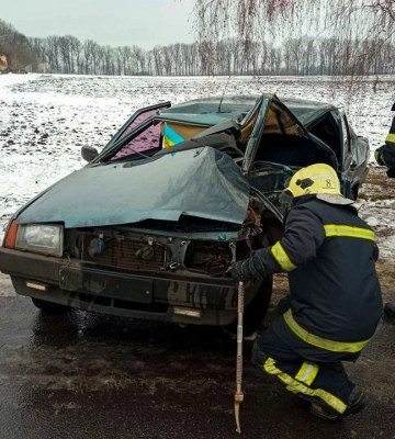 На Золотоніщині автівка в’їхала в дерево (ФОТО)