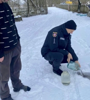 Перевіряли «точки»: на Волині поліцейські вилили десятки літрів самогону 