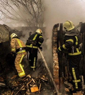 У Ромнах рятувальники запобігли масштабній пожежі в житловому секторі (відео)