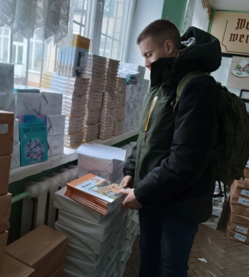 Учні 5 та 6 класів шкіл Чернівецької громади отримали нові підручники