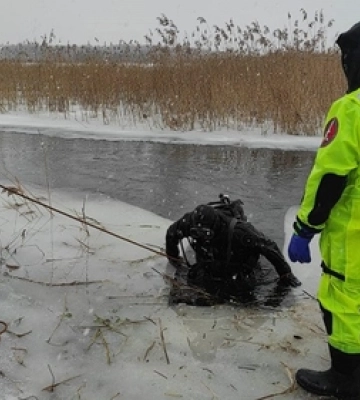 На Волині в річці Луга водолази шукають жінку: тіло не знайшли 