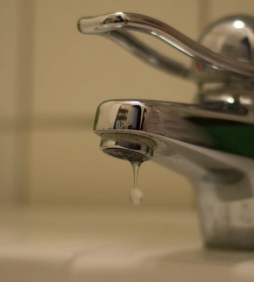 На столичному Печерську прорвало трубу, кілька будинків без води