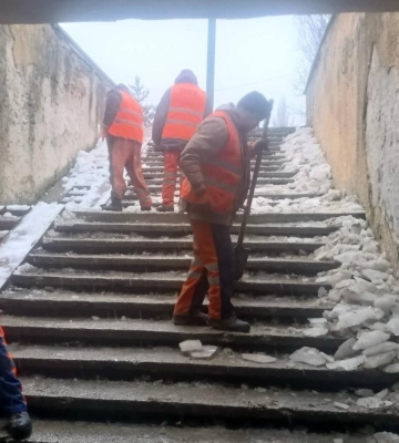 У підземках Рівного розчищають сходи від льоду