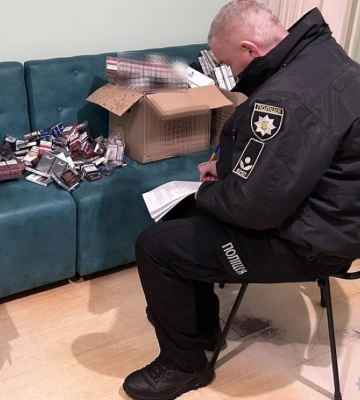 Вилучили понад 1600 пачок: 42-річний рівнянин нелегально продавав тютюнові вироби на ринку
