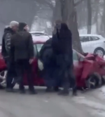 Ожеледиця далася взнаки: у середмісті Дніпра Peugeot на швидкості врізався у дерево
