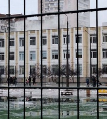 В Киеве горит школа: первые кадры и подробности
