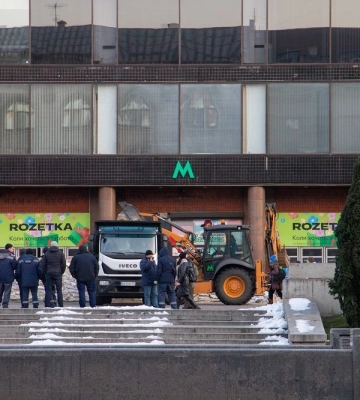 Возле станции метро &quot;Крещатик&quot; в Киеве произошла утечка воды