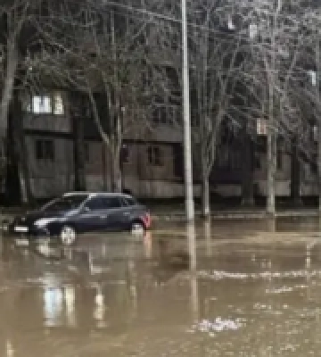 У Києві стався черговий порив води: на вулиці Бойчука без води п’ять житлових будинків, рух транспорту обмежено
