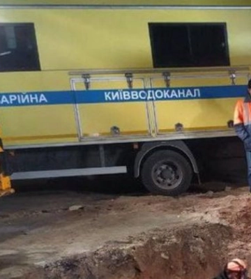 У Києві біля станції метро «Хрещатик» прорвало трубу