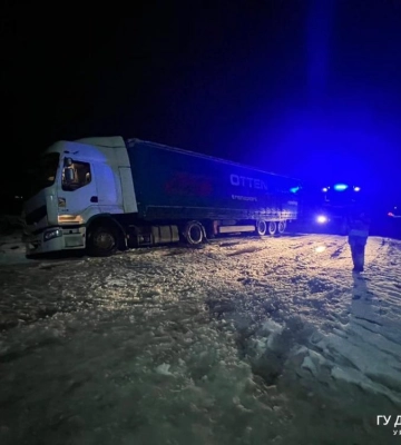 У Клевані вантажівка з&#039;їхала з дороги і застрягла в снігу