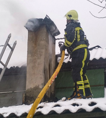 У Міжгір’ї під час пожежі рятувальники вберегли від знищення житловий будинок і котельню