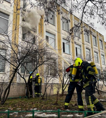 В Киеве на Позняках произошел пожар в школе: подробности и видео