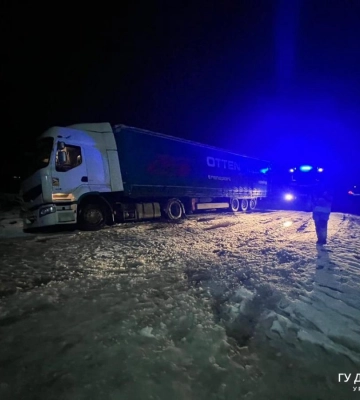 У Клевані вантажівка з&#039;їхала з дороги і застрягла в снігу