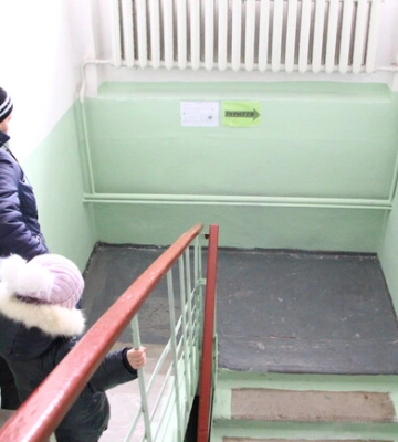 У Запоріжжі жінку з дитиною під час тривоги не впускали до укриття (відео)