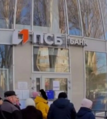 “Зачем вы вообще карту открывали?”: в оккупационном банке Мелитополя продолжается хамство и беспредел 