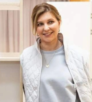 У світшоті та жилетці: Зеленська завітала на новосілля до прийомної родини й показала їхній дім