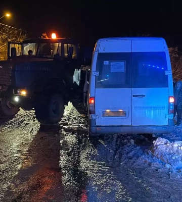 У Дніпрі зіштовхнулись мікроавтобус та вантажівка: є постраждалий