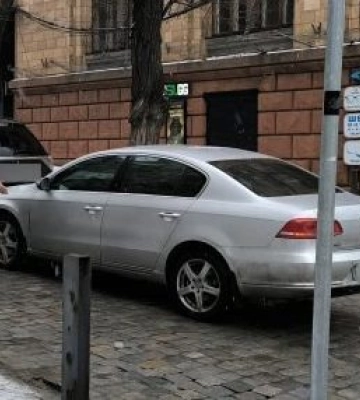 У середмісті Дніпра через слизьку дорогу сталася аварія: рух ускладнено