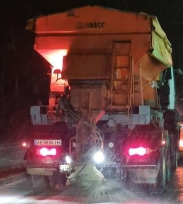 Ліквідація наслідків негоди у Дніпрі: на вулицях міста вночі працювало 112 одиниць техніки та 500 комунальників