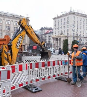 Повреждение теплосети и водопровода привели к двум авариям на Крещатике в Киеве: движение транспорта затруднено