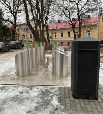 На вулиці Жуковського у Чернівцях встановили підземні смітники