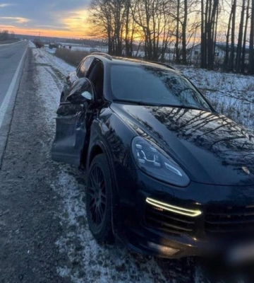 На Рівненщині зіткнулись трактор та "Porsche Cayenne": відомі деталі