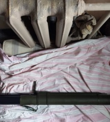 Попал в детскую спальню: в Кривом Роге мужчина выстрелил из РПГ в многоэтажку, фото